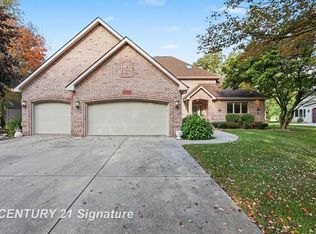 1944 Lake Circle Dr E, Saginaw, MI 48609