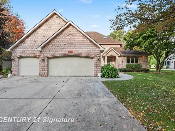 1944 Lake Circle Dr E, Saginaw, MI 48609