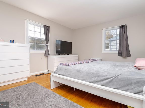 3rd image of 1622 Honeysuckle Dr
