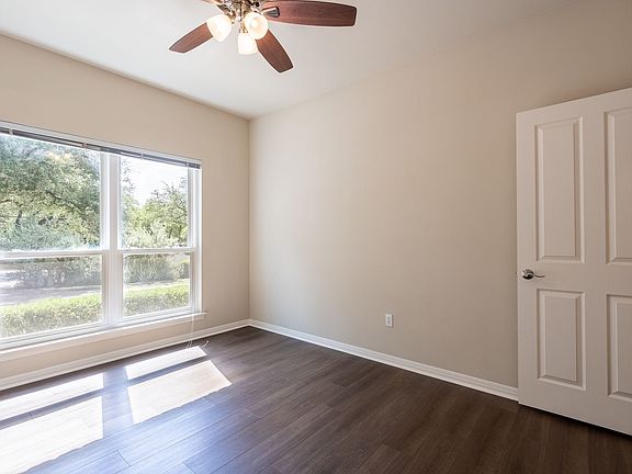 4th image of 1411 Lakeway Dr