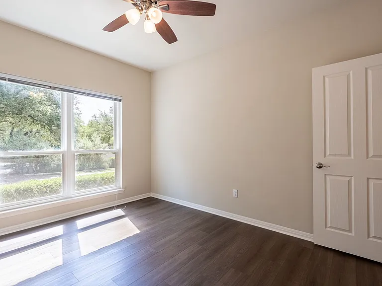 1411 Lakeway Dr — Photo 4