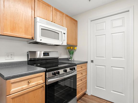 4th image of 4 Crestview Circle #100