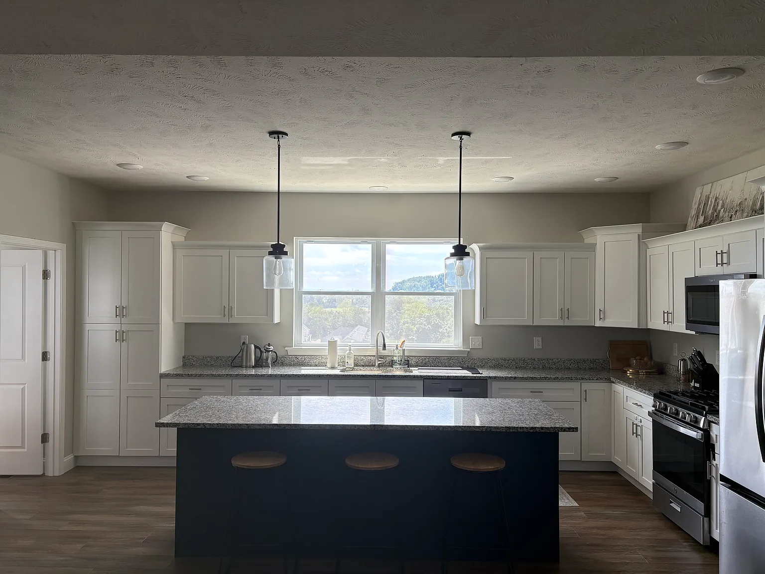 3 bed, 2.5 bath, 2230 sqft, $3,000 — Photo 3