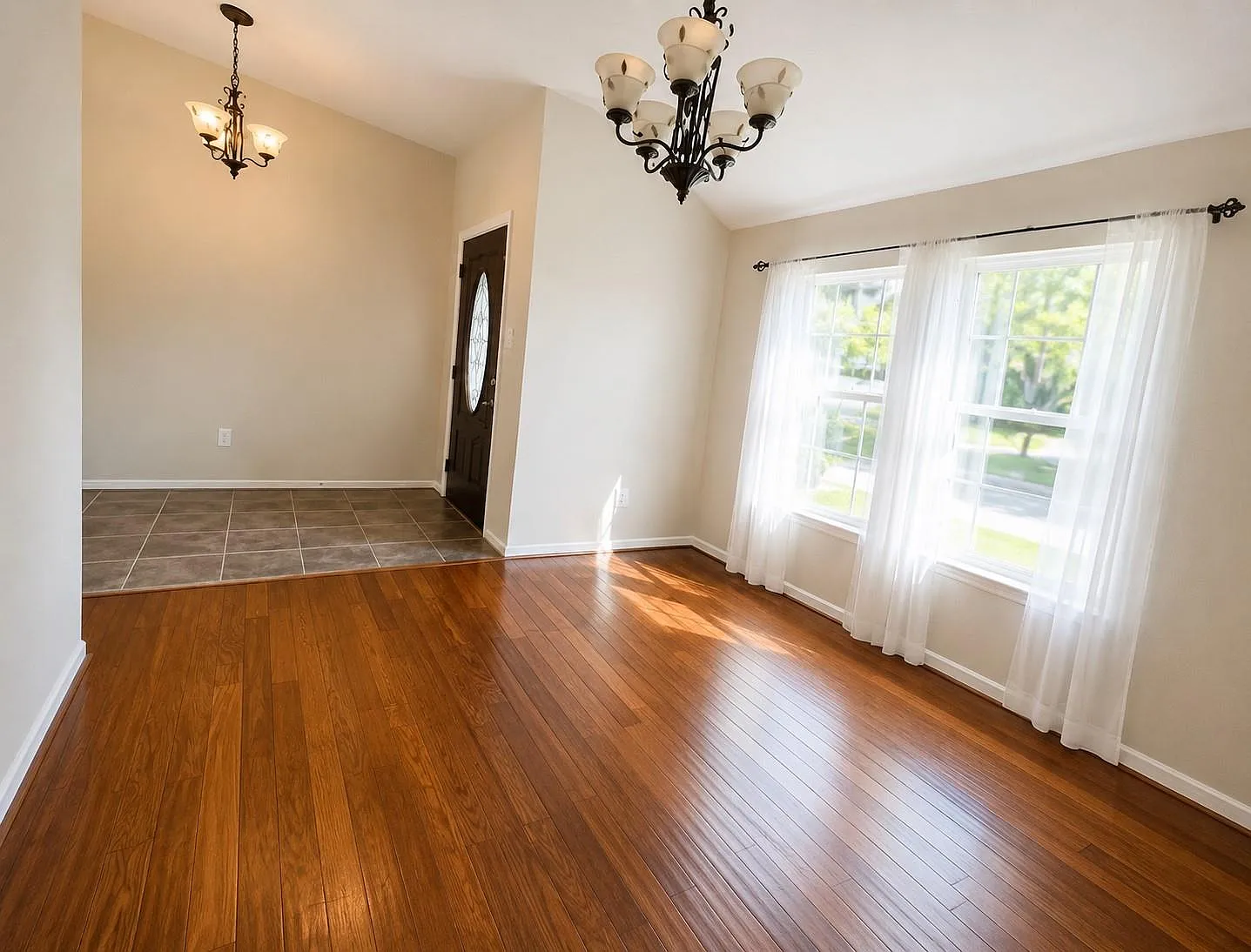 3 bed, 2.0 bath, 1690 sqft, $2,100 — Photo 3