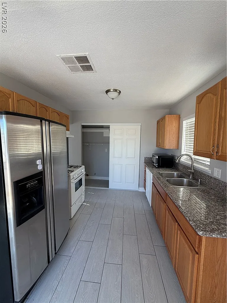 3 bed, 2.0 bath, 1056 sqft, $1,795 — Photo 3