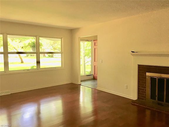 3rd image of 20 Glenhurst Dr