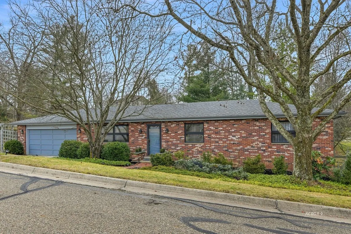 12 Roxbury Dr photo 1