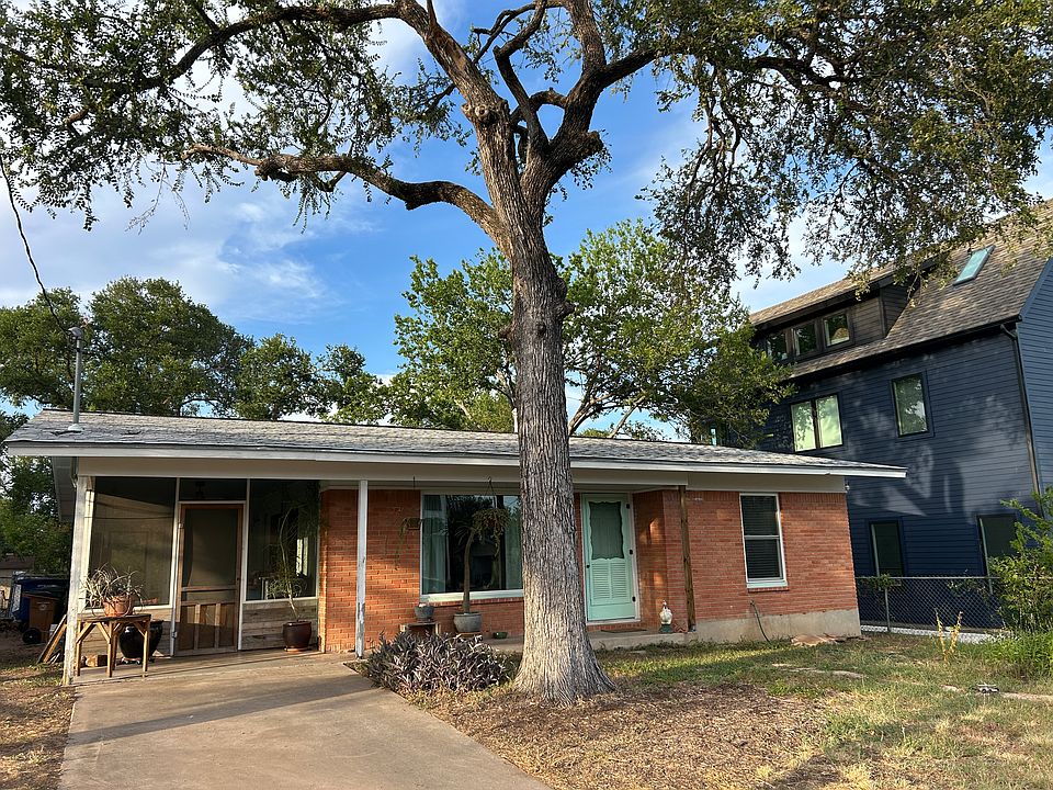 Main house, 820 sqft 2 bedroom, 1 bathroom