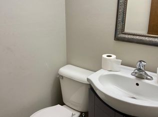 807 Ridgeway Dr, Pewaukee, WI 53072