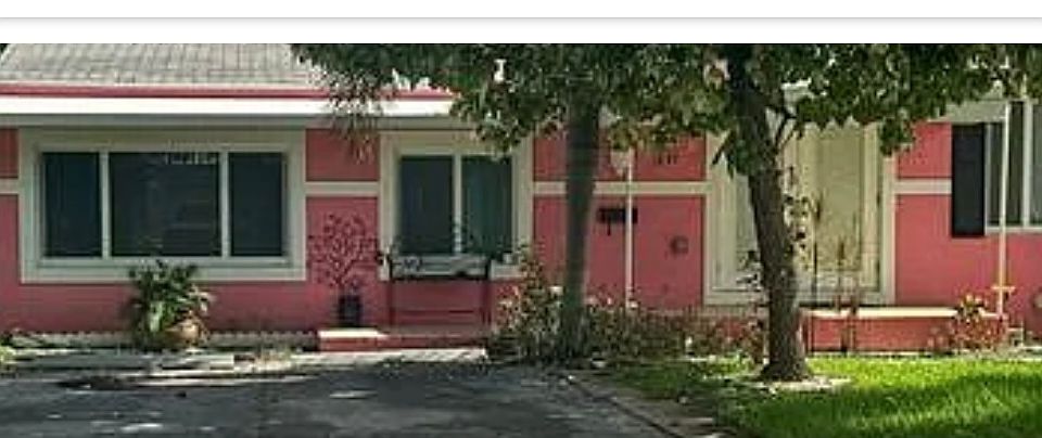 2nd image of 1835 Roosevelt St #1