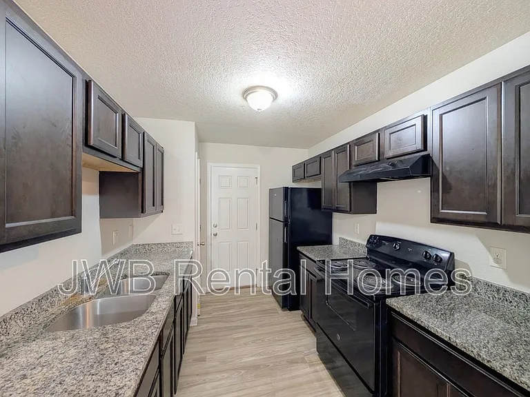 3352 Dillon St — Photo 2