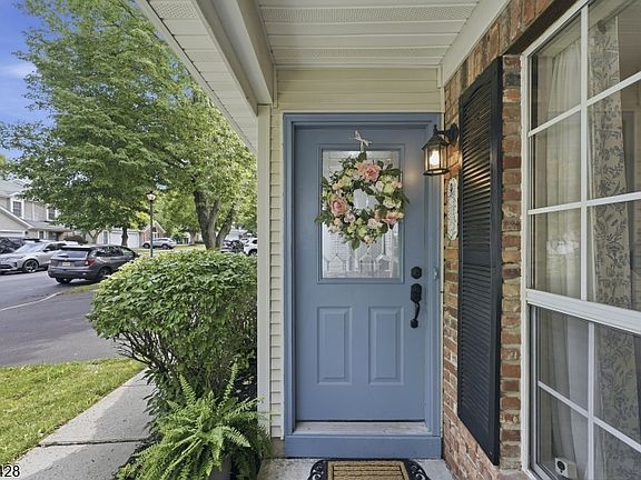 2nd image of 220 Learnington Way