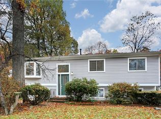 42 Balmoral Dr, Chestnut Ridge, NY 10977