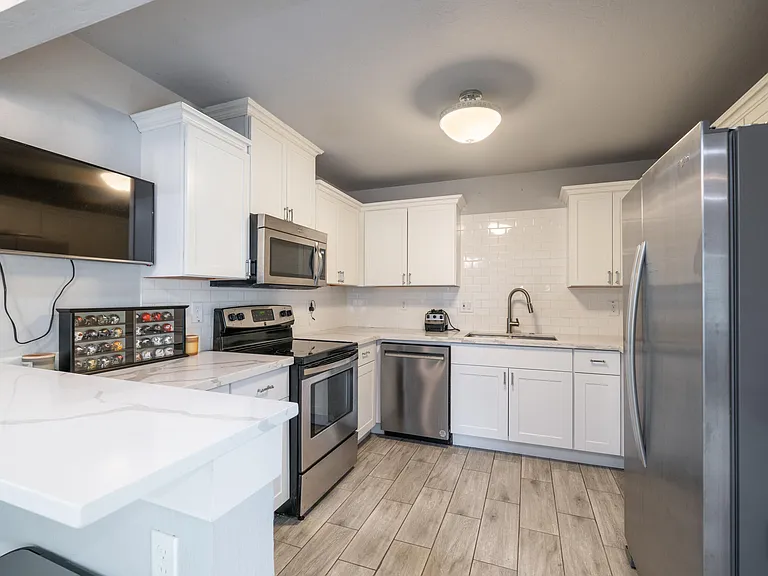717 E Palmaire Ave — Photo 9