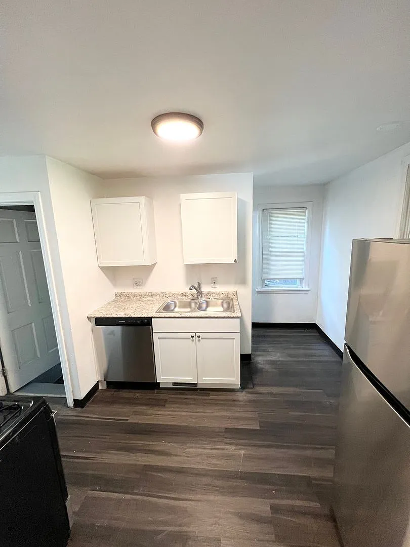 Newly Renovated 2 Bedroom 1 Bathroom in Verona- Garage and Stainless Appliances — Photo 4