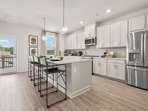 5th image of 101 Holt Ln
