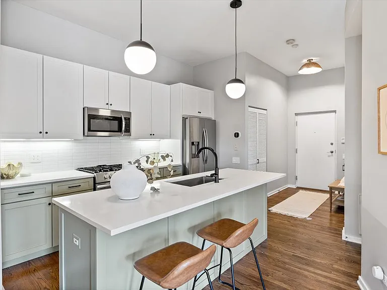 1955 N Leavitt St #2B — Photo 1