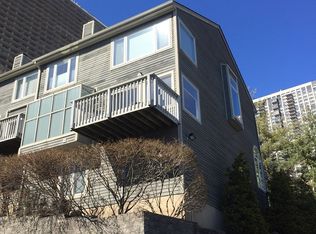 25 Hooks Ln, Edgewater, NJ 07020
