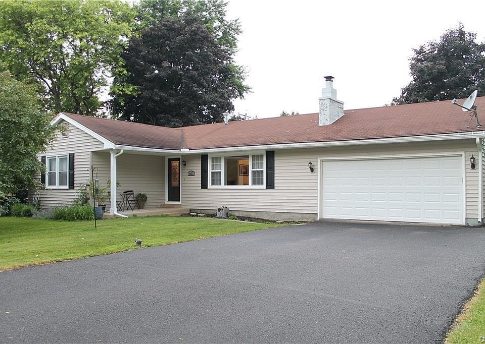 1st image of 4621 Brookhill Dr N