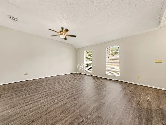 3 bed, 2.0 bath, 1808 sqft, $1,820 — Photo 3