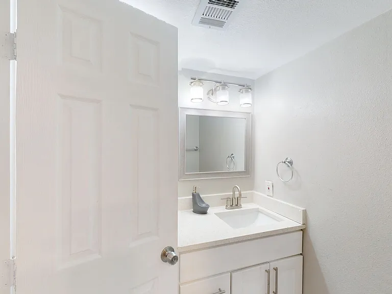 E Avenue J — Photo 28