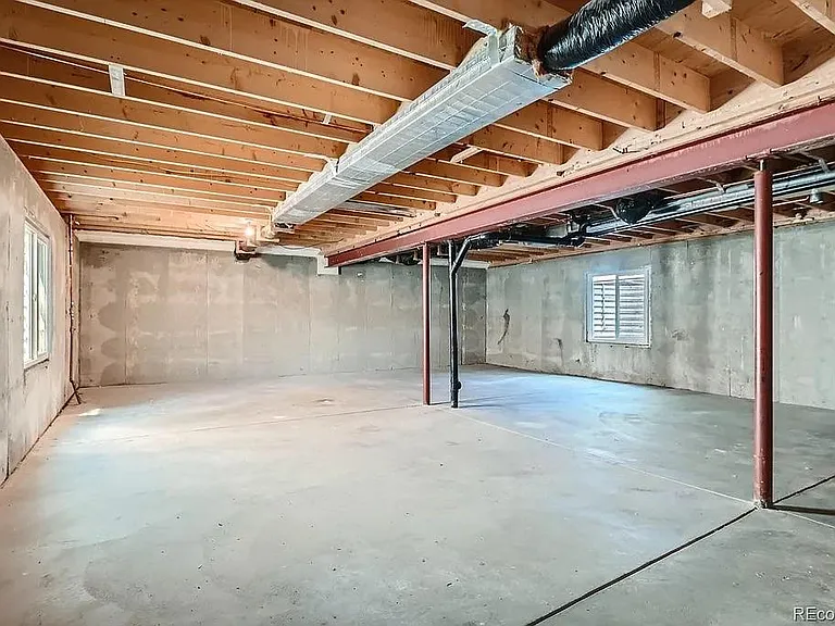 970 Moss St — Photo 9