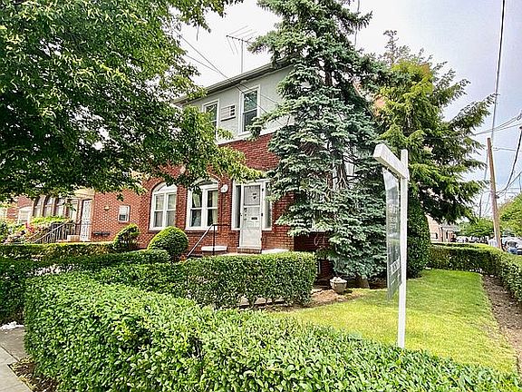 4th image of 2421 Avenue