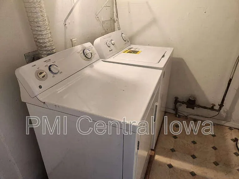 1010 Linden Dr — Photo 13