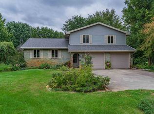 15881 Old Orchard Rd, Bloomington, IL 61705