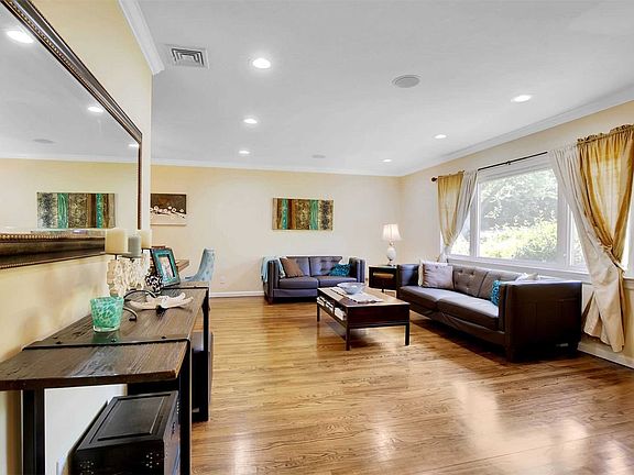 5th image of 9 Briarfield Dr
