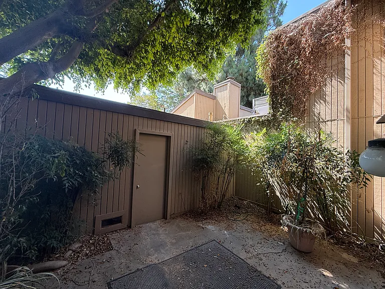 475 W Walnut St — Photo 43