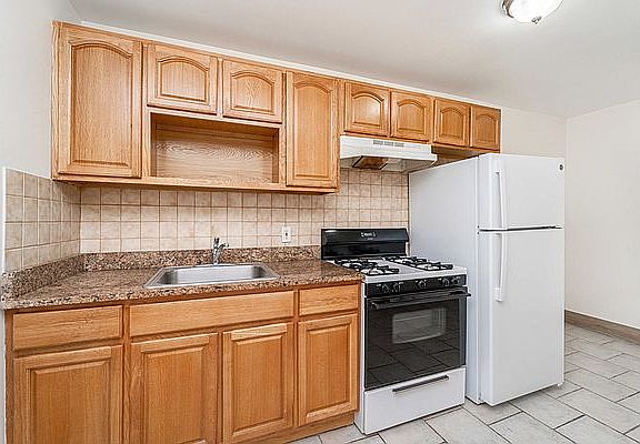 3rd image of 21-36 Steinway St #1