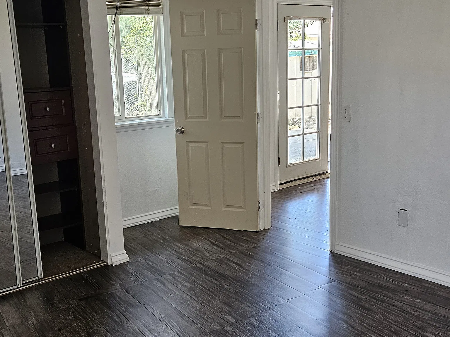 409 W 8th St — Photo 2