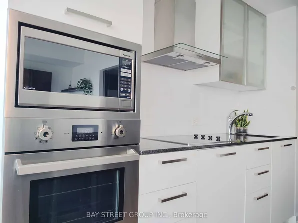 12 York St #5006, Toronto, ON M5J 0A9