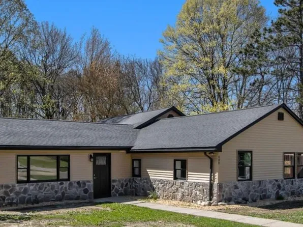 402 6th St, Plainwell, MI 49080