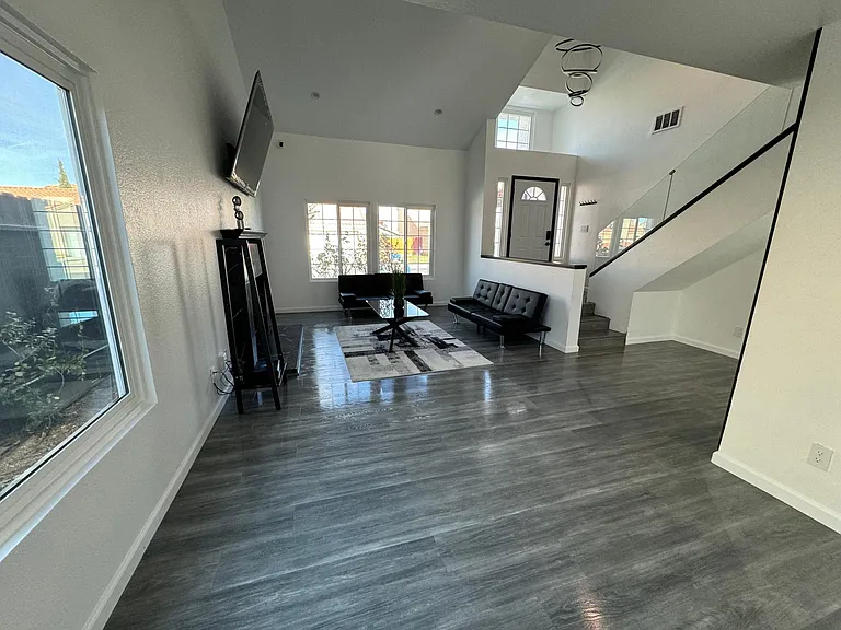 2242 Gregory Ave — Photo 6