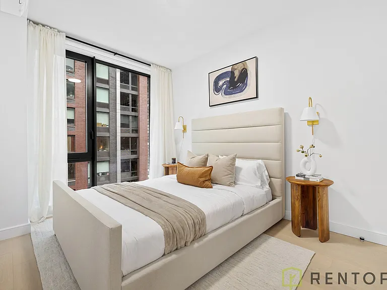 555 W 45th St #701D — Photo 11