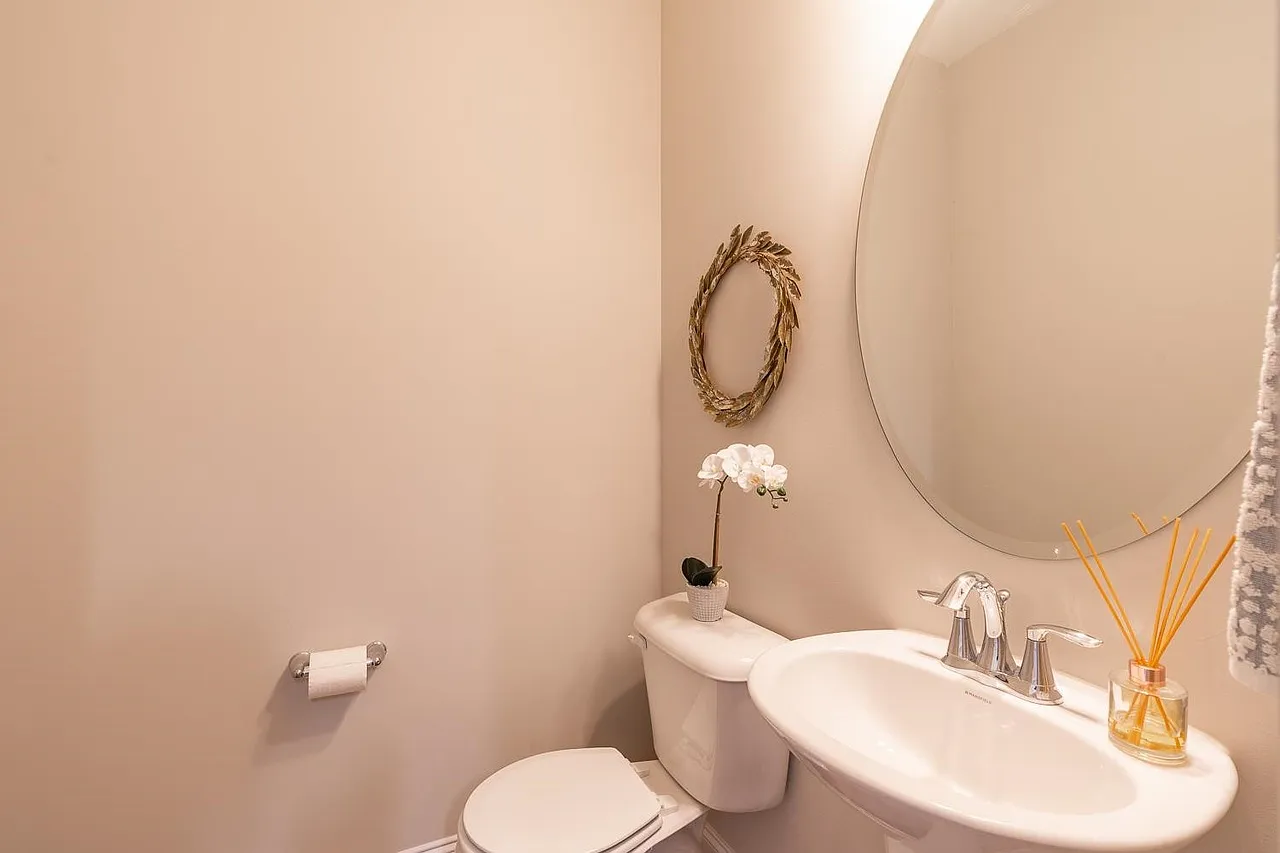3 bed, 2.5 bath, 2237 sqft, $2,300 — Photo 1