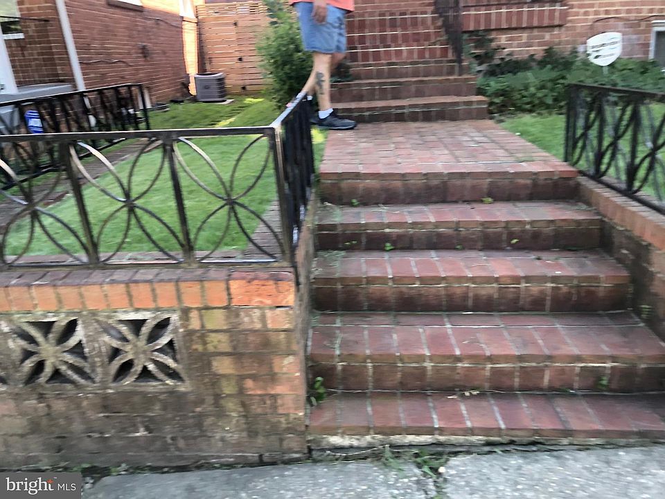 2nd image of 621 Kensington Pl NE