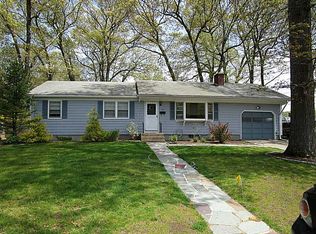 16 Kennedy Dr, Warwick, RI 02889