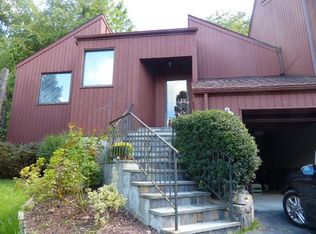 16 Boulder Ln, Goldens Bridge, NY 10526