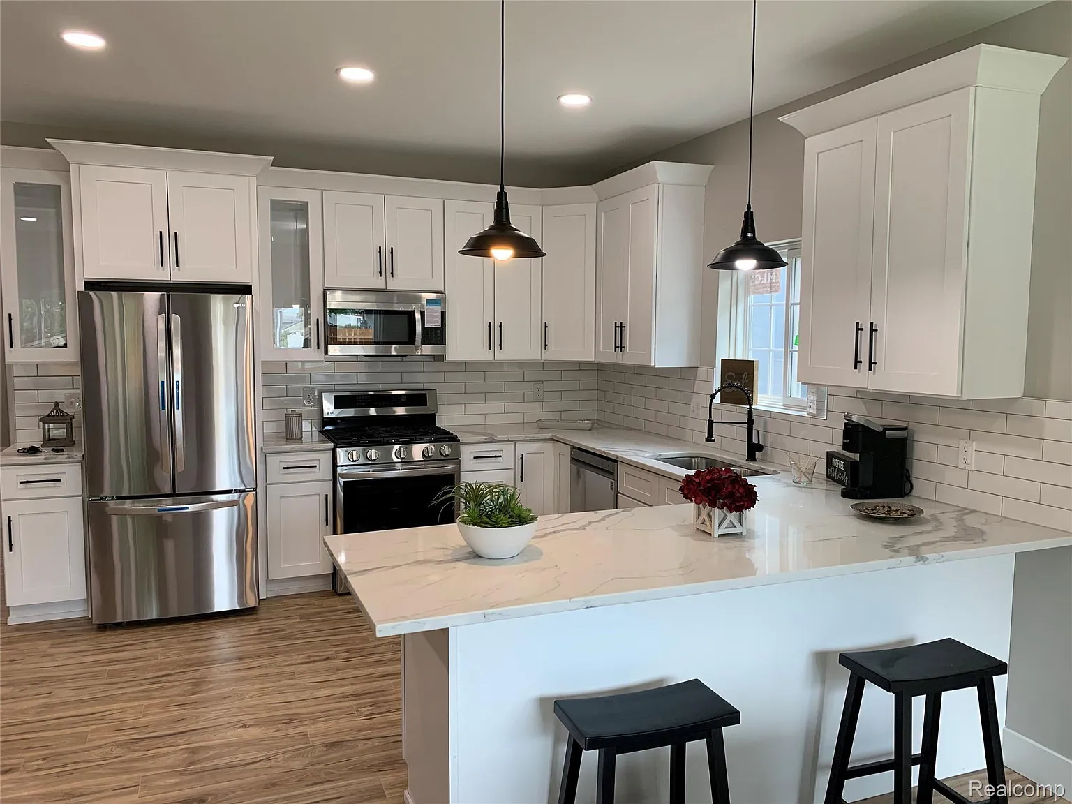 3 bed, 2.5 bath, 1670 sqft, $2,400 — Photo 2