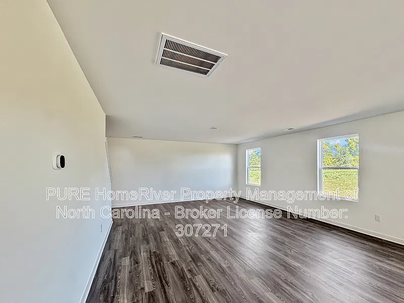 4 bed, 2.5 bath, 2376 sqft, $2,165 — Photo 2