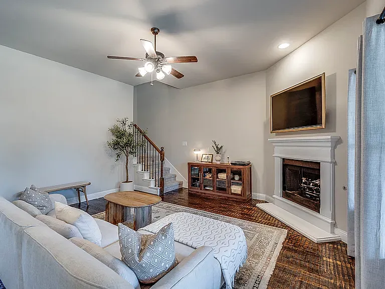 216 Nathan Dr — Photo 4