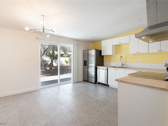 3rd image of 1566 Del Mar Ave