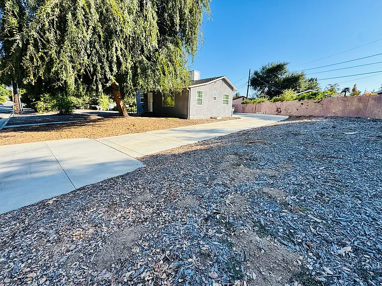 825 N Pasadena Ave — Photo 3
