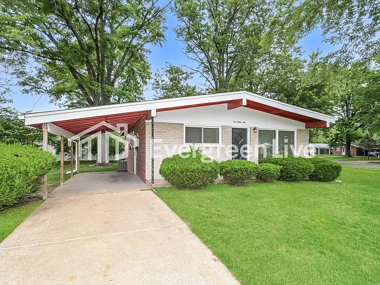 285 Versailles Dr — Photo 2
