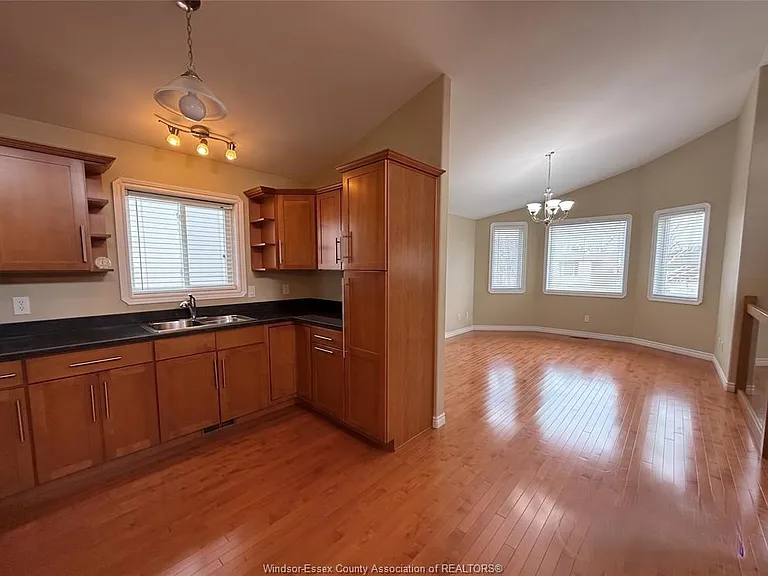 551 Clover St — Photo 4