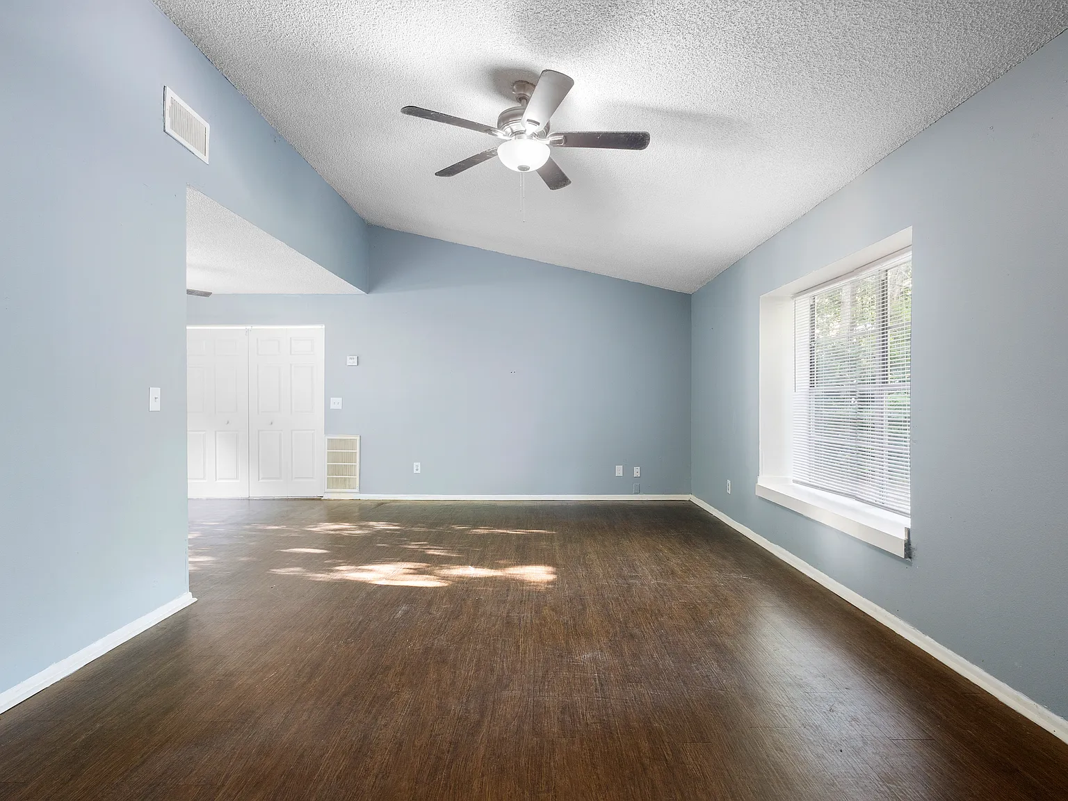3 bed, 1175 sqft, $2,000 — Photo 3