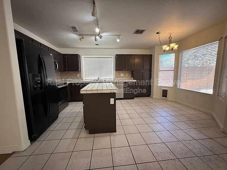 16838 S 20th Pl — Photo 8